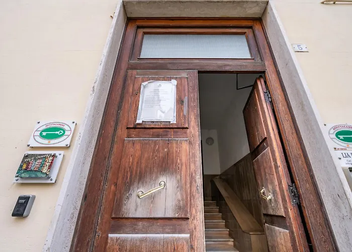 Guesthost - Woodstick House